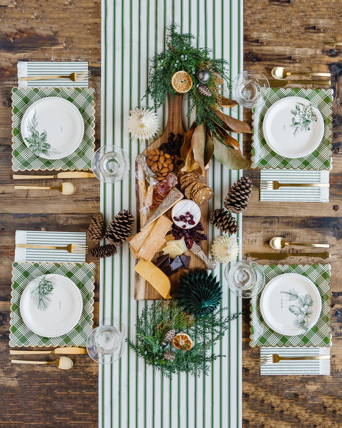 BOTANICAL GREEN PLAID 9" SCALLOPED PLATES