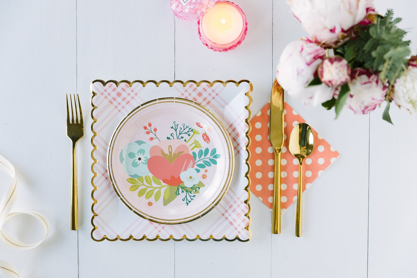 GARDEN PARTY 9" SCALLOPED PLAID PLATES