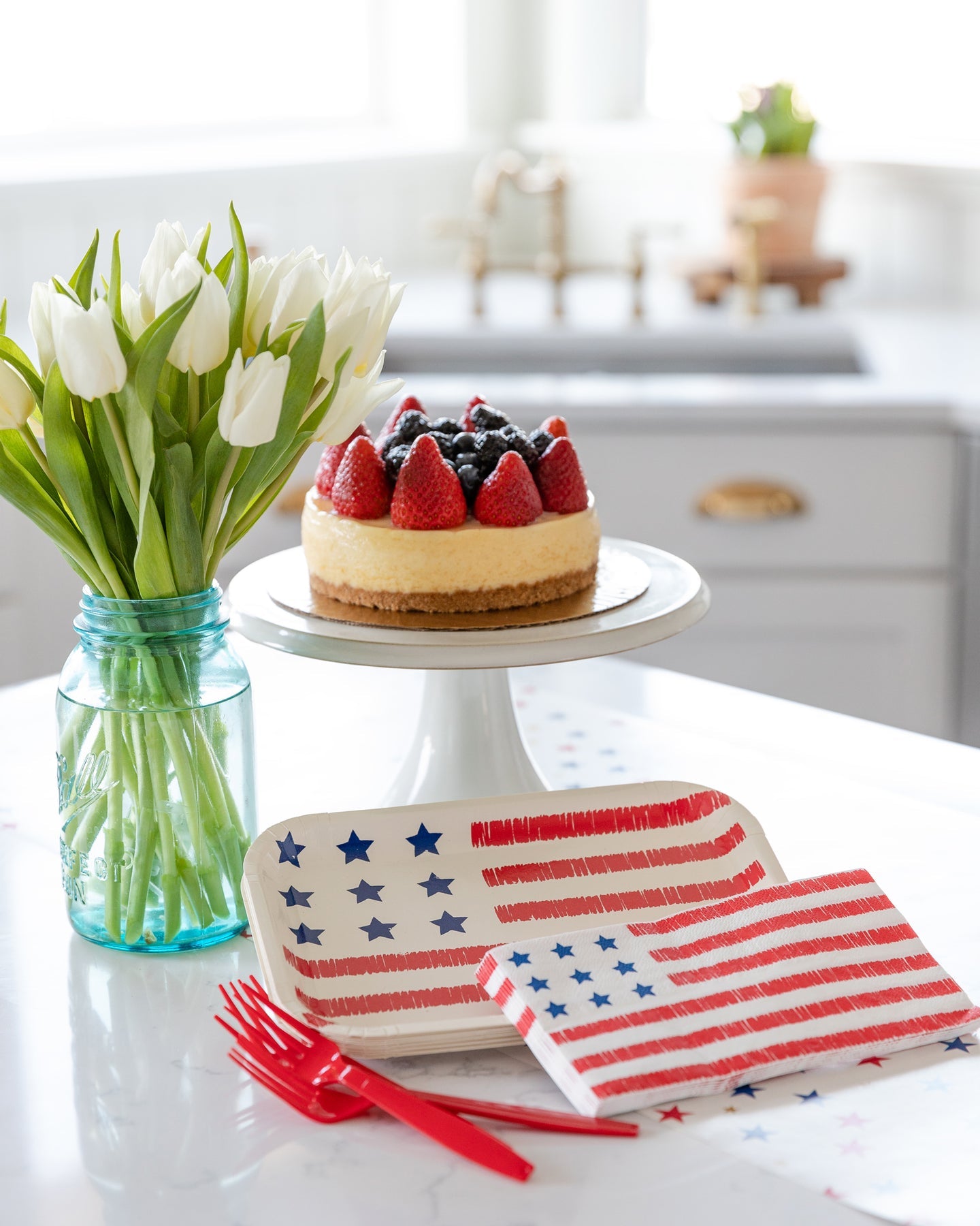 AMERICAN FLAG SHAPED PAPER PLATE